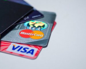 Слідом за Росією: у Білорусі вводять обмеження за картками Visa, Mastercard та Maestro