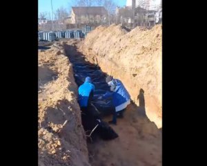 &quot;Говорите, нет войны?&quot; - в братской могиле в Буче похоронили 67 человек