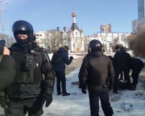 Росіяни вийшли на мітинги проти війни з Україною, але їх затримує поліція