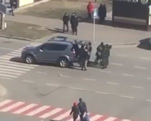 Окупанти б'ють людей прямо на вулицях і забирають їхні автомобілі