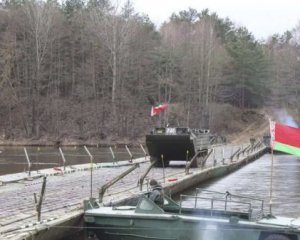 Украинские военные уничтожили понтонный мост под Гостомелем, который построили оккупанты