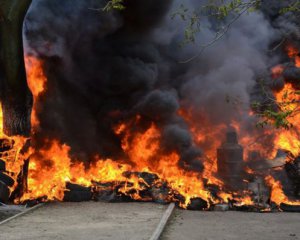 Маріуполь у вогні, диму та руйнуваннях: показали моторошне відео