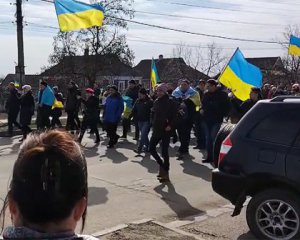 Бесстрашные украинцы под обстрелами блокируют проезд оккупантам: появилось видео