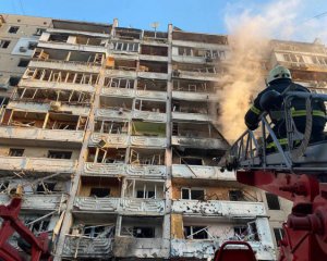 У багатоповерхівку у Києві прилетів снаряд. Почалася пожежа
