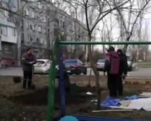 У Маріуполі пекло на Землі - тіла закопують просто на вулиці: відео 18+