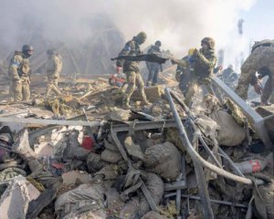 Удар по казарме в Николаеве: из-под завалов вытащили минимум 50 тел