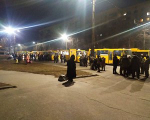 Людей продовжують евакуювати гуманітарними коридорами