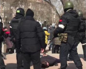 Погрожували, стріляли в повітря, затримували - мирну акцію розігнали окупанти