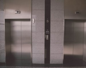 Нульовий поверх: за пів року Росія може залишитися без ліфтів