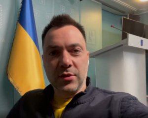 Росіяни розстрілюють тих, хто відмовляється воювати проти українців - Арестович