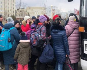 Под Мариуполем людей держат в заложниках – боевики захватили в плен эвакуационную колонну