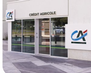 Один з найбільших французьких банків Crédit Agricole повністю зупиняє роботу в Росії