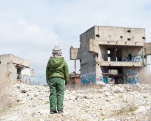На Луганщині снаряд окупантів влучив у багатоповерхівку: загинули діти