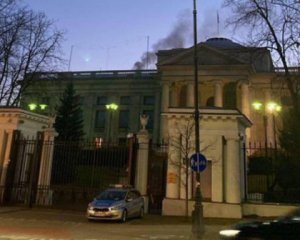 &quot;Жгут документы, как в Украине?&quot; - поляки заметили дым над посольством РФ