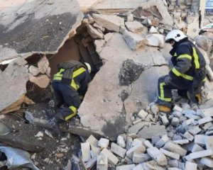 Обстрел Харьковской ОГА: под развалинами уже обнаружили более 20 тел погибших