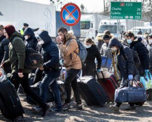 Кидають заробітки і їдуть додому: скільки українців готові стати на захист країни