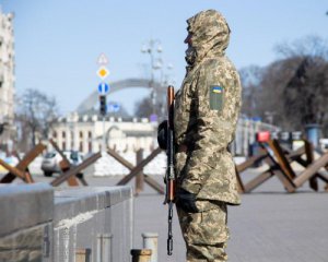 Перебрасывают оружие и технику: оккупанты собираются оцепить Киев