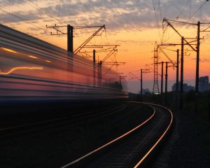 Біля Києва евакуаційний потяг потрапив під обстріл