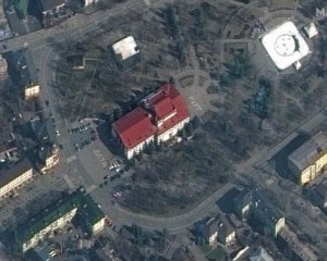 Що відбувалося у Маріупольському театрі після того, як його розбомбили росіяни – ексклюзивне відео