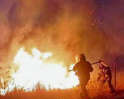 Під Києвом снаряд окупантів влучив у нафтобазу: відео масштабної пожежі