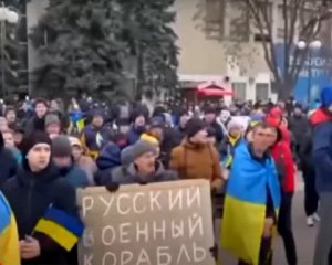 Окупанти заради ТБ-картинки збирають в Мелітополі проплачений мітинг