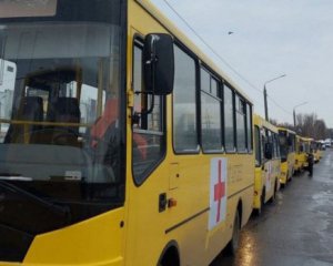 &quot;Швидкі&quot; з пораненими дітьми, евакуаційні автобуси: окупанти створили багатокілометровий затор