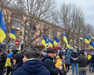 В Херсоне массово протестуют против оккупантов, людей пытаются разогнать