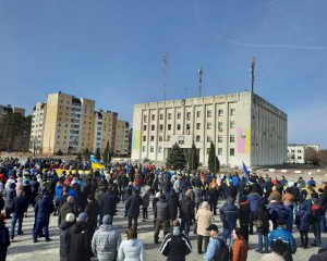 В Славутиче россияне убили трех защитников и ранили участников мирного митинга