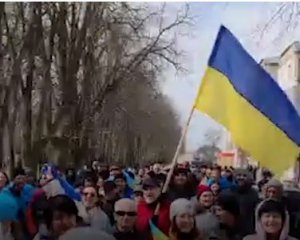 В оккупированной Новой Каховке люди вышли с желто-голубыми флагами