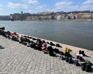 &quot;300 пар обуви на берегу Дуная&quot; - в Будапеште почтили память погибших украинцев