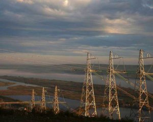 Частину будинків у Києві знову знеструмили через бойові дії