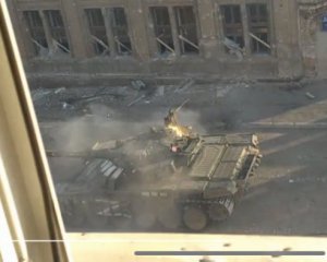 &quot;Азов&quot; ефектно підбив танк окупантів у Маріуполі - відео