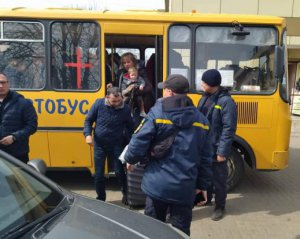 Россия &quot;мобилизует&quot; украинцев, которые выходят через гуманитарные коридоры