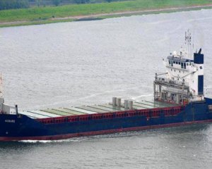 Окупанти обстріляли цивільне судно у порту Маріуполя - воно тоне