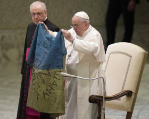 Звірства в Бучі: Папа Римський підняв у Ватикані український прапор