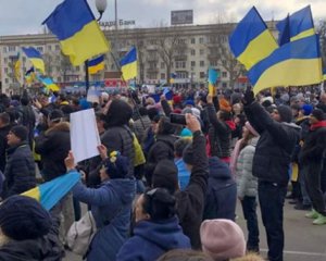 В Каховке оккупанты отпустили из плена участников митинга