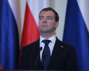 Медведев начал угрожать миру в ответ на санкции