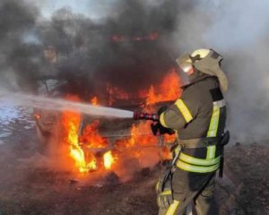 На Луганщині загарбники влаштували масові пожежі та розстрілюють будинки