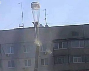 Оккупанты забрасывают Харьков бомбами на парашютах