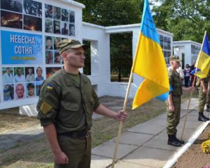 В Херсоне орки сорвали с Мемориала Небесной сотни украинских героев