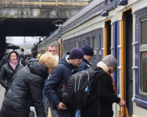 Укрзалізниця сьогодні вивозитиме людей зі сходу. Розклад потягів