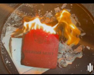 Російський ексмеханік БТР спалив військовий квиток і закликав окупантів їхати додому