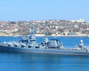 В Черном море горит крейсер, которому воины со Змеиного указывали направление