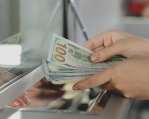 НБУ разрешил банкам продавать людям наличную валюту