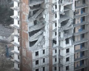 Будинки наскрізь пробиті, під завалами - загиблі: показали, як виглядає зруйнований Маріуполь