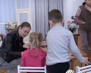 Кремлівська пропаганда показує &quot;відновлення&quot; вигаданого дитсадка в Маріуполі