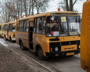 Окупанти обстрілюють гуманітарні маршрути та намагаються впливати на українців