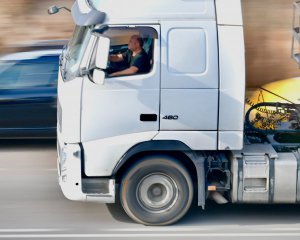 Окупанти погрожують перевізникам і змушують працювати на себе