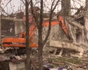 Окупанти проводять "зачистку" завалів драмтеатру в Маріуполі