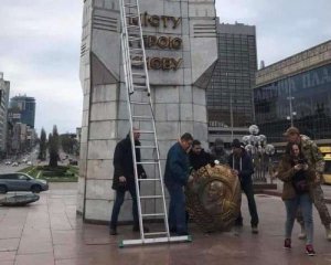 В Києві демонтували орден з зображенням Леніна